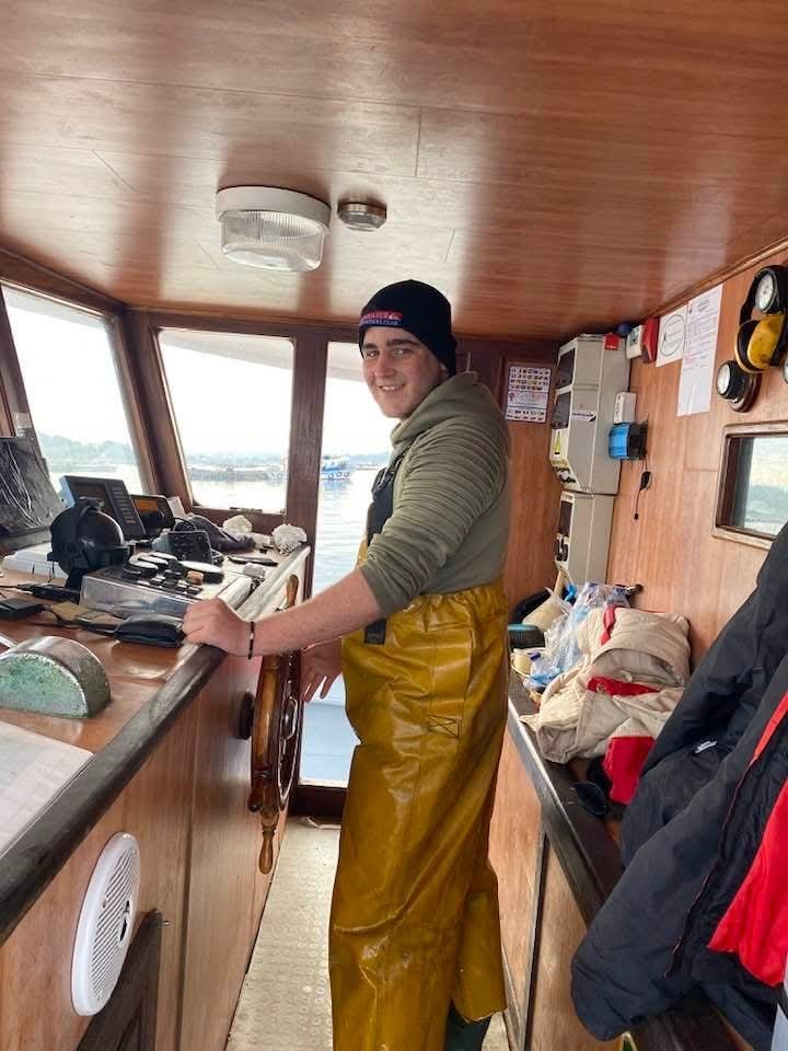 Miembro de la familia Subastamar al timón del barco en la ría